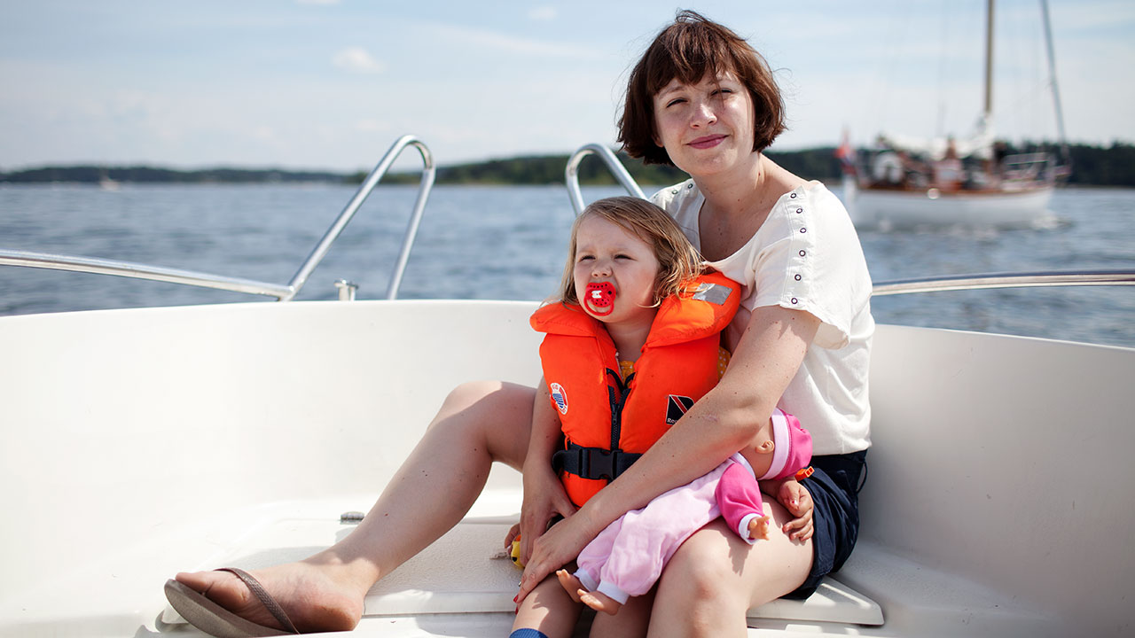 1280x720 familie i bår.jpg