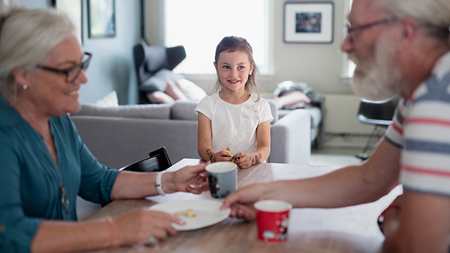 Frokost med besteforeldre og barnebarn