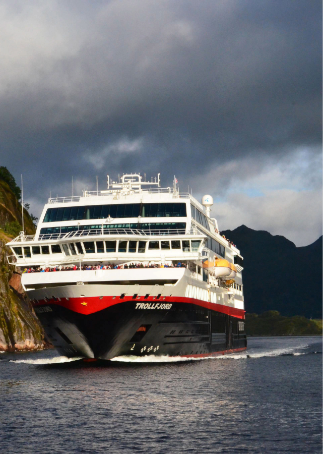 Hurtigruten Svalbardlinjen 640x900.jpg