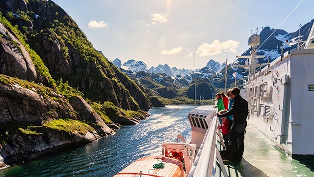 Hurtigruten inn i Trollfjorden