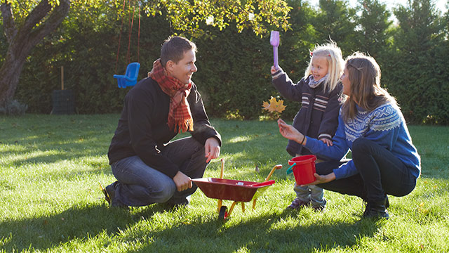Familie i hagen