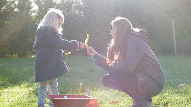 Mor og datter ute i hagen